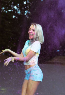 Bayram kutlama patlayan kuru boya ile sürpriz genç kadın 