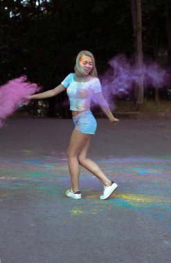 Bayram kutlama patlayan kuru boya ile duygusal genç kadın 