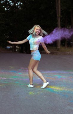 Holi f kutluyor patlayan kuru boya ile pozitif genç kadın