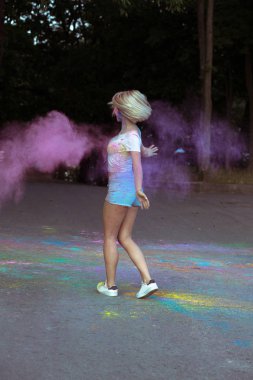 Bayram kutlama patlayan kuru boya ile atletik sarışın kadın 