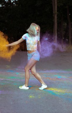 Holi Festivali kutlama patlayan kuru boya ile komik genç kadın