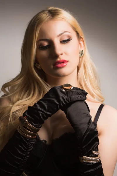 Lüks sarışın kadın poz dantel siyah korse ve ipek eldiven — Stok fotoğraf