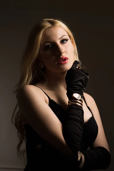 Modeporträt einer blonden Frau in schwarzem Spitzenkorsett und Seideng — Stockfoto