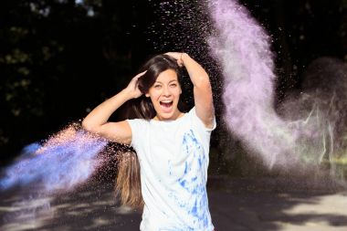 Neşeli Holi p ile oynarken uzun saçlı esmer Asyalı kadın