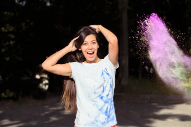 Çok güzel esmer Asyalı kadın uzun saçlı Holi p ile oynamak