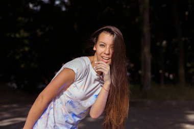 Uzun gür saç kutlama ile çekici esmer Asyalı kadın 