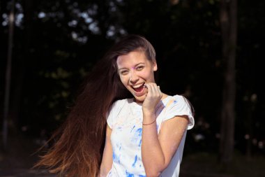 Uzun gür saç c ile neşeli genç Asyalı kadın portre çekim