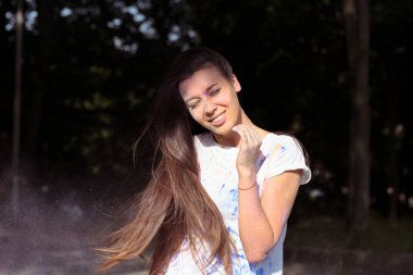 Bayram kutlama uzun gür saçlı güzel esmer Asyalı kadın