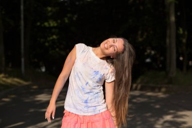 Gülümseyen esmer Asyalı kadın uzun gür saçlı Hol kutluyor