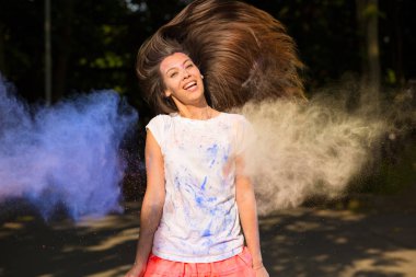 Etkileyici genç Asyalı kadın uzun saçlı Holi bl ile oynamak