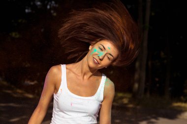 Holi Festival kutluyor saçlarında rüzgar ile neşeli genç kadın