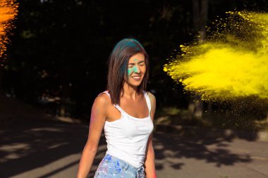 Kısa saç patlayan ile oynamaya olan etkileyici kadın veya