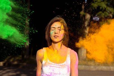 Kapalı gözler yeşil patlayan ile poz ile şehvetli genç kadın