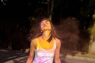 Kısa saç Hol patlayan ile oynamaya harika genç kadınla