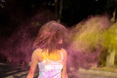 Harika esmer kadın kısa saçlı patlayan ile oynamak 