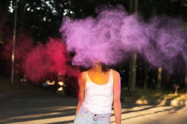 Holi patlayan ile poz kısa saçlı muhteşem genç kadın 