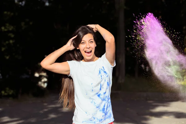 Çok güzel esmer Asyalı kadın uzun saçlı Holi p ile oynamak