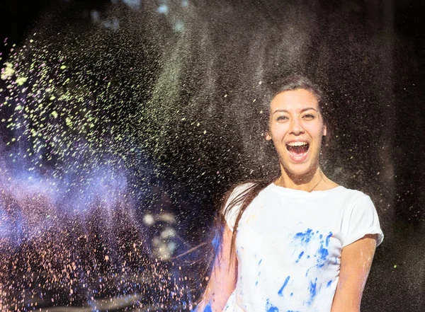 Riendo morena mujer asiática en camiseta blanca celebrando Holi — Foto de Stock