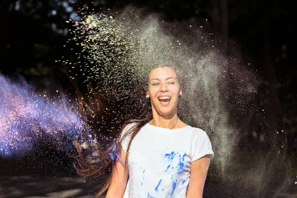 Feliz joven asiática mujer en camiseta blanca celebrando Holi Festiv — Foto de Stock