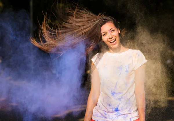 Alegre joven asiático mujer con largo cabello jugando con holi azul p — Foto de Stock