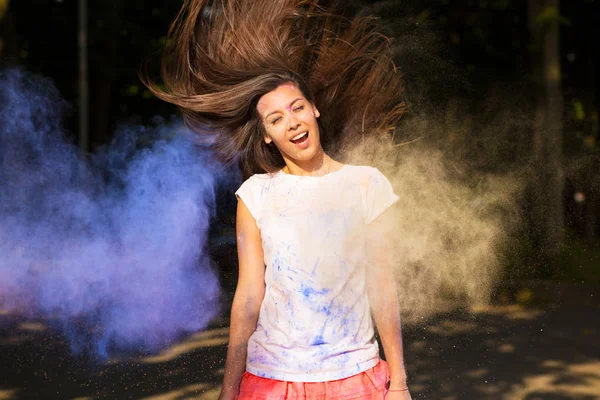 Emocional morena asiática mujer con el pelo largo jugando con Holi — Foto de Stock