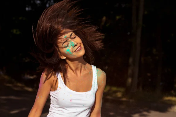 Holi Festival kutluyor saçlarında rüzgar serin esmer kadın — Stok fotoğraf