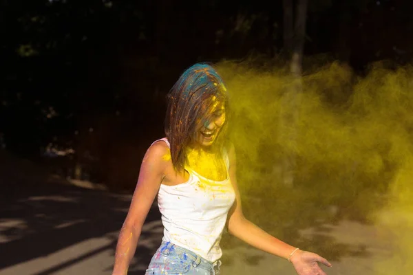 Mujer bronceada agradable con pelo corto jugando con gritos explosivos — Foto de Stock