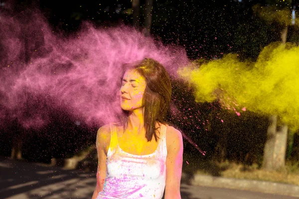 Inschrijving brunette vrouw met kort haar spelen met exploderende Hol — Stockfoto