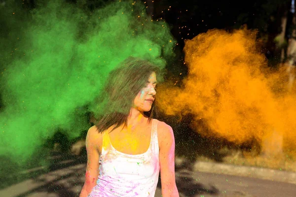 Genç yeşil patlayan ile poz kısa saçlı kadın bronzlaşmış bir