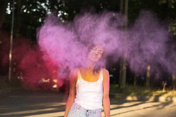 Holi patlayan ile poz kısa saçlı duygusal genç kadın