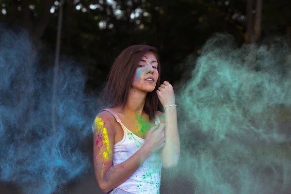 Gloriosa joven con el pelo corto posando con Holi explotando — Foto de Stock