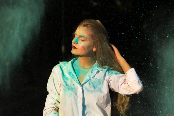 Beyaz gömlekli H patlayan ile poz çok güzel kırmızı saçlı kadın