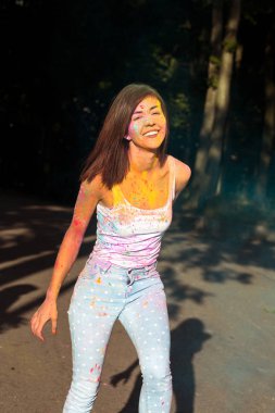 Kısa saçlı esmer kadın mutlu Holi tozla kaplı
