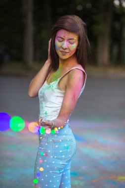 Holi Kuru toz ve holding ga ile kaplı muhteşem genç kadın