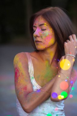 Holi Kuru toz ve kendimi kaplı güzel esmer kadın