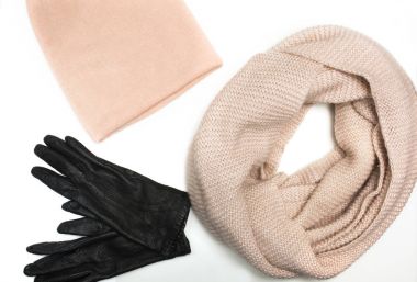 Örgü pembe şapka kümesi, beyaz backg eşarp ve deri eldiven