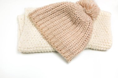 Örgü şapka ve beyaz arka plan üzerinde izole eşarp