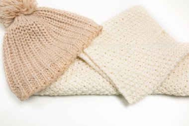 Örgü şapka ve beyaz arka plan üzerinde büyük örgü atkı