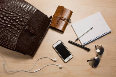 Deri sırt çantası, kulaklık, smartphone ve eyewea düz lay