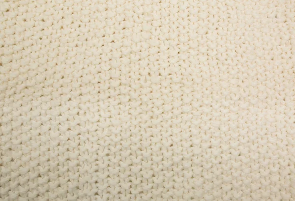 Крупный план бежевого вязаного шарфа — стоковое фото