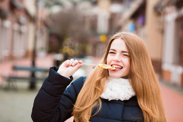 Closeup πορτρέτο της εύθυμη νεαρή γυναίκα τρώει πολύχρωμο χρι — Φωτογραφία Αρχείου