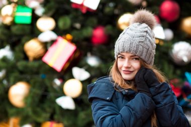 Ladin backg poz sıcak örgü şapkalı şık sarışın kadın