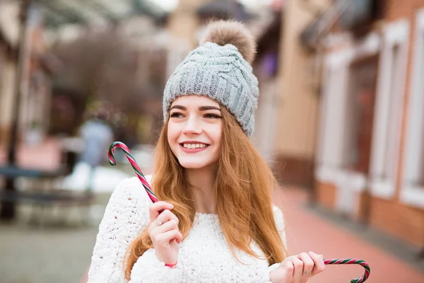 Adorable young woman in warm knitted hat posing with Christmas c — Stock Photo, Image