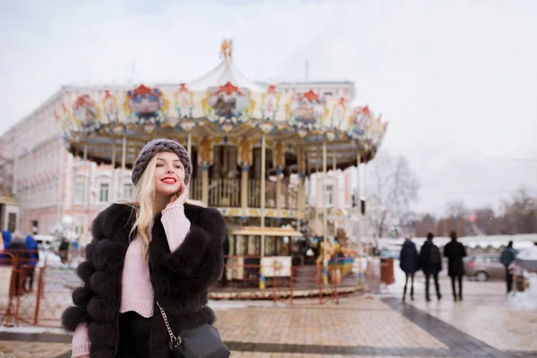 Street portrait of emotional young woman wearing knitted hat and — Stock Photo, Image