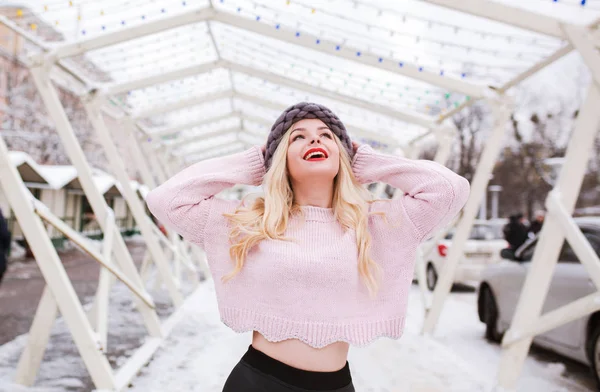 Jeune femme élégante avec un maquillage lumineux portant chapeau tricoté et s — Photo