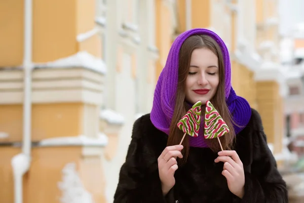 Романтическая брюнетка в фиолетовом шарфе с красочным Рождеством — стоковое фото