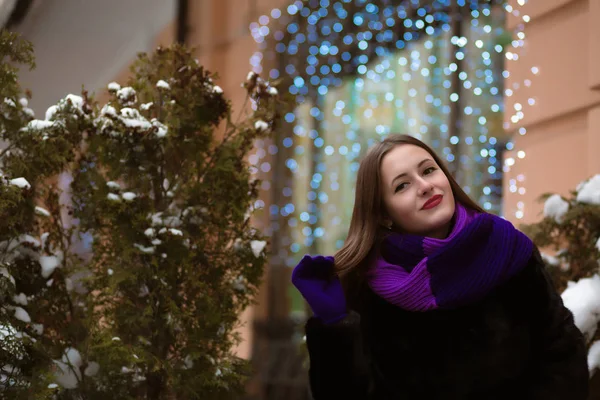 Cool young woman with bright makeup, wearing fur coat, posing on — Stock Photo, Image