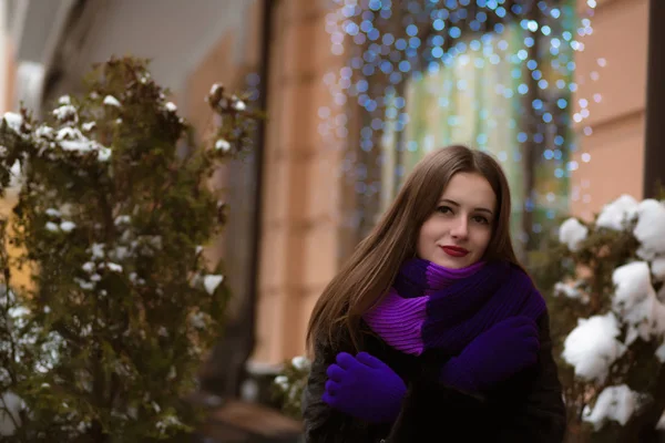 Fashionable young woman with bright makeup, wearing fur coat, po — Stock Photo, Image