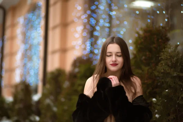 Wonderful young woman with closed eyes, wearing fur coat, posing — Stock Photo, Image