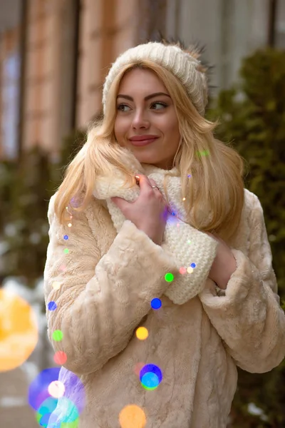 Elegant young woman with natural makeup, posing with the colorfu — Stock Photo, Image